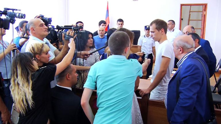 Суд освободил задержанного в Ереване россиянина. Кадры из зала заседаний