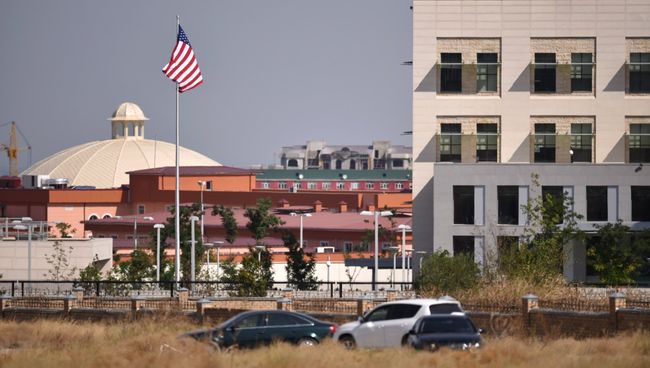Посольство США, находящееся по соседству с посольством Китая, в котором произошел взрыва автомашины марки Mitsubishi Delica, протаранившей ворота дипломатического представительства Китая в Бишкеке Посольство США, находящееся по соседству с посольством Китая, в котором произошел взрыва автомашины марки Mitsubishi Delica, протаранившей ворота дипломатического представительства Китая в Бишкеке