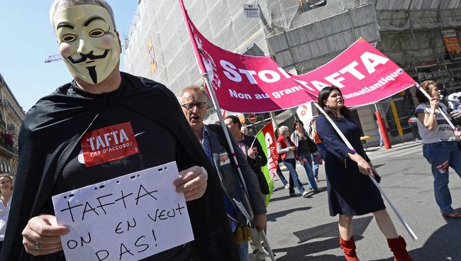 Демонстрация против Трансатлантического соглашения о партнерстве в области торговли и инвестиций (TTIP, TAFTA) в Париже, Франция. Архивное фото Демонстрация против Трансатлантического соглашения о партнерстве в области торговли и инвестиций (TTIP, TAFTA) в Париже, Франция. Архивное фото