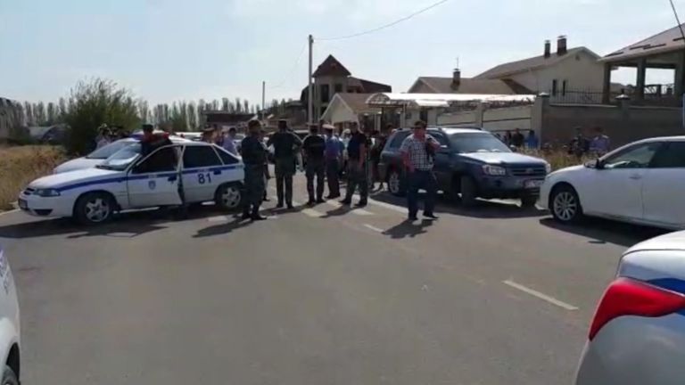 Взрыв у посольства Китая в Бишкеке: кадры с места ЧП и комментарий очевидца Взрыв у посольства Китая в Бишкеке: кадры с места ЧП и комментарий очевидца