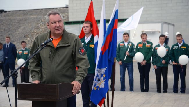 Дмитрий Рогозин на торжественном открытии памятника строителям космодрома Восточный в городе Циолковский Дмитрий Рогозин на торжественном открытии памятника строителям космодрома Восточный в городе Циолковский