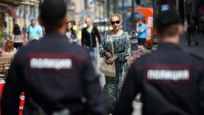 Сотрудники полиции патрулируют пешеходные улицы Москвы. Архивное фото