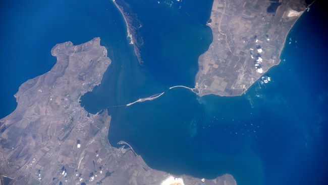 Космический снимок зоны строительства моста через Керченский пролив от космонавта Олега Скрипочки Космический снимок зоны строительства моста через Керченский пролив от космонавта Олега Скрипочки