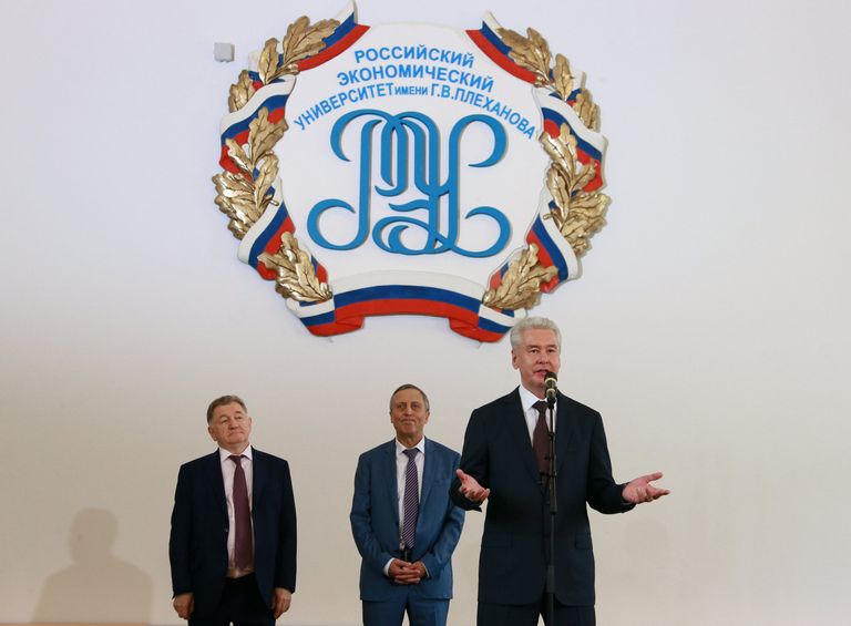 Мэр Москвы Сергей Собянин и ректор РЭУ имени Г.В. Плеханова Виктор Гришин на открытии после реставрации здания исторического корпуса РЭУ имени Г.В. Плеханова Мэр Москвы Сергей Собянин и ректор РЭУ имени Г.В. Плеханова Виктор Гришин на открытии после реставрации здания исторического корпуса РЭУ имени Г.В. Плеханова