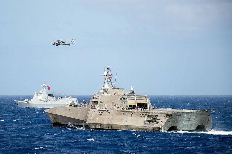 Корабль ВМС США LCS Coronado во время учений стран Азиатско-Тихоокеанского региона в Тихом океане. Июль 2016