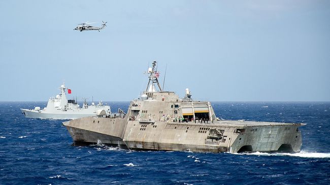 Корабль ВМС США LCS Coronado во время учений стран Азиатско-Тихоокеанского региона в Тихом океане. Июль 2016 Корабль ВМС США LCS Coronado во время учений стран Азиатско-Тихоокеанского региона в Тихом океане. Июль 2016
