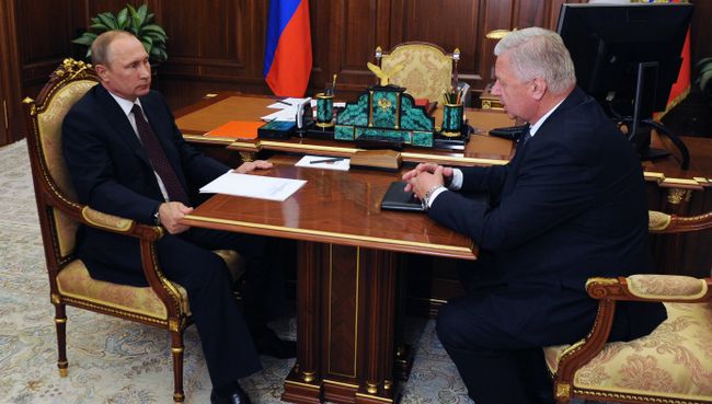 Президент РФ Владимир Путин и председатель Федерации независимых профсоюзов РФ Михаил Шмаков во время встречи в Кремле. 30 августа 2016 Президент РФ Владимир Путин и председатель Федерации независимых профсоюзов РФ Михаил Шмаков во время встречи в Кремле. 30 августа 2016