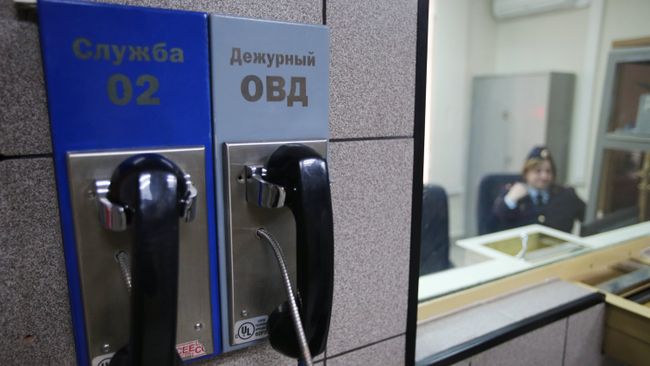 Телефоны в дежурной части ОВД в Москве. Архивное фото Телефоны в дежурной части ОВД в Москве. Архивное фото
