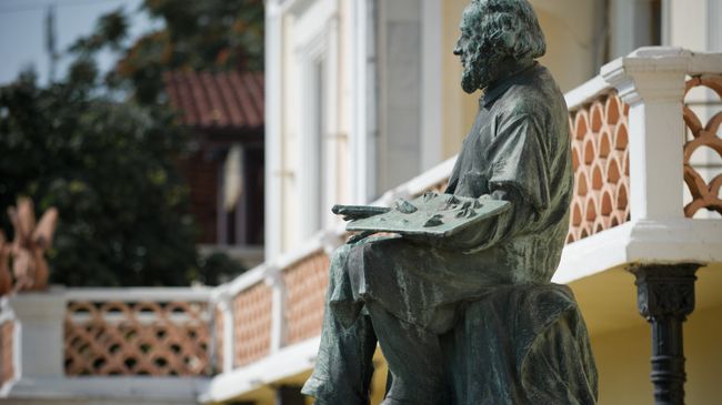 Памятник И.К. Айвазовскому возле Феодосийской картинной галереи имени И. К. Айвазовского. Архивное фото Памятник И.К. Айвазовскому возле Феодосийской картинной галереи имени И. К. Айвазовского. Архивное фото