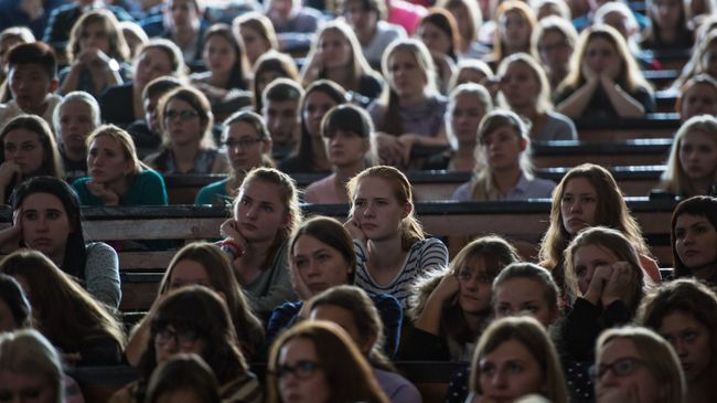 Студенты Московского Государственного педагогического университета. Архивное фото Студенты Московского Государственного педагогического университета. Архивное фото