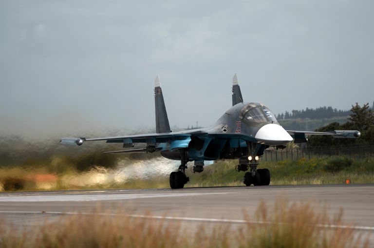 Российский истребитель Су-34 совершает взлет на авиабазе Хмеймим в Сирии Российский истребитель Су-34 совершает взлет на авиабазе Хмеймим в Сирии