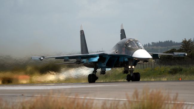 Российский истребитель Су-34 совершает взлет на авиабазе Хмеймим в Сирии. Архивное фото Российский истребитель Су-34 совершает взлет на авиабазе Хмеймим в Сирии. Архивное фото