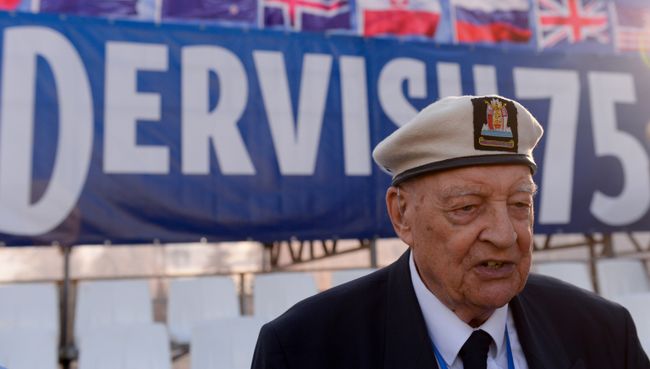 Один из ветеранов союзных армий Северных конвоев на праздновании 75-летия со дня прихода в Архангельск первого союзного конвоя Дервиш Один из ветеранов союзных армий Северных конвоев на праздновании 75-летия со дня прихода в Архангельск первого союзного конвоя Дервиш