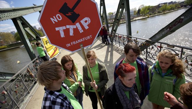 Акции протеста против соглашений о трансатлантической торговле в Европе. Архивное фото