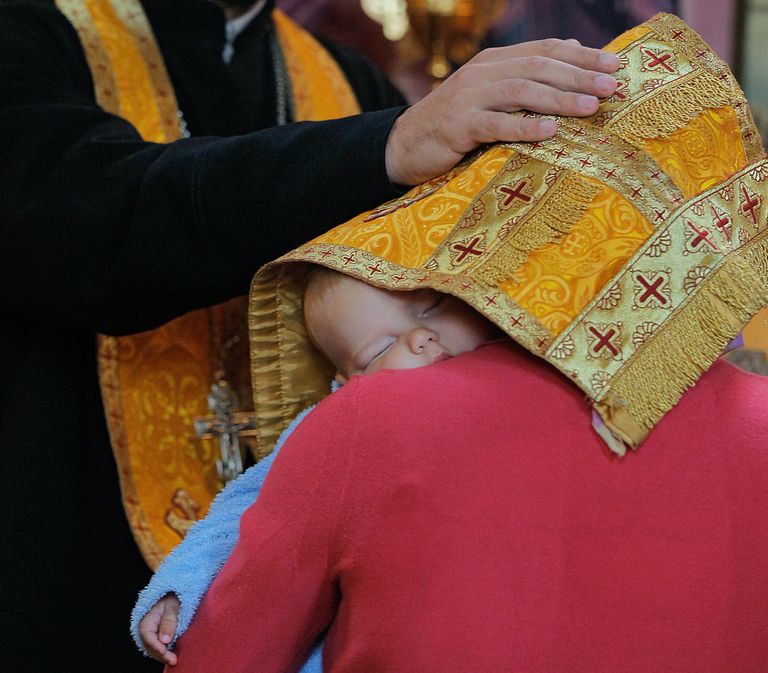 Православный священник принимает исповедь. Архивное фото Православный священник принимает исповедь. Архивное фото