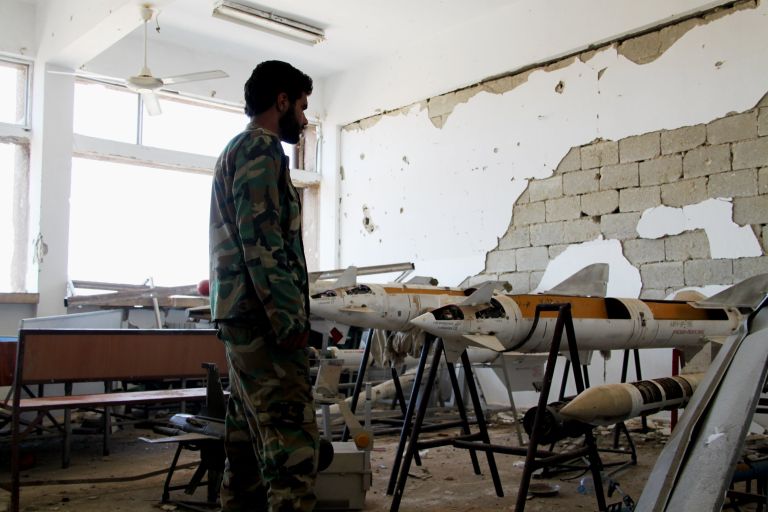 Боец сирийской армии на позиции при штурме школы ВВС на юге сирийского города Алеппо.