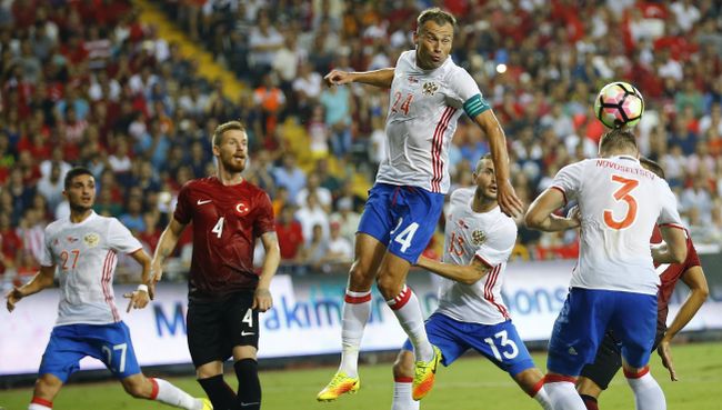Игрок сборной России Магомед Оздоев, игрок сборной Турции Сердар Азиз, игрок сборной России Василий Березуцкий и игрок сборной России Иван Новосельцев в товарищеском матче между сборными Турции и России
