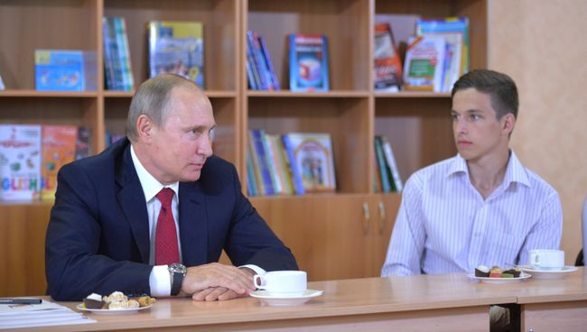 Владимир Путин во время посещения гимназии №2 во Владивостоке. 1 сентября 2016 Владимир Путин во время посещения гимназии №2 во Владивостоке. 1 сентября 2016