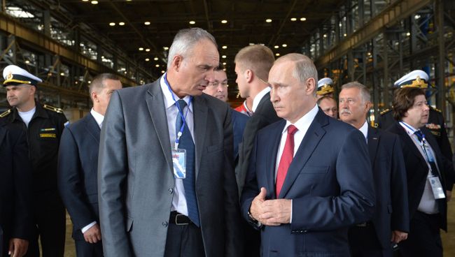 Президент России Владимир Путин и генеральный директор ОАО ДВЗ Звезда во время посещения судостроительного комплекса Звезда. 1 сентября 2016