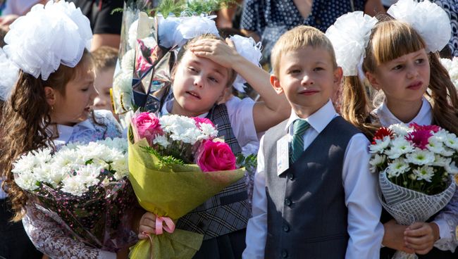 Первоклассники с родителями на школьной линейке в День знаний 1 сентября. Архивное фото Первоклассники с родителями на школьной линейке в День знаний 1 сентября. Архивное фото