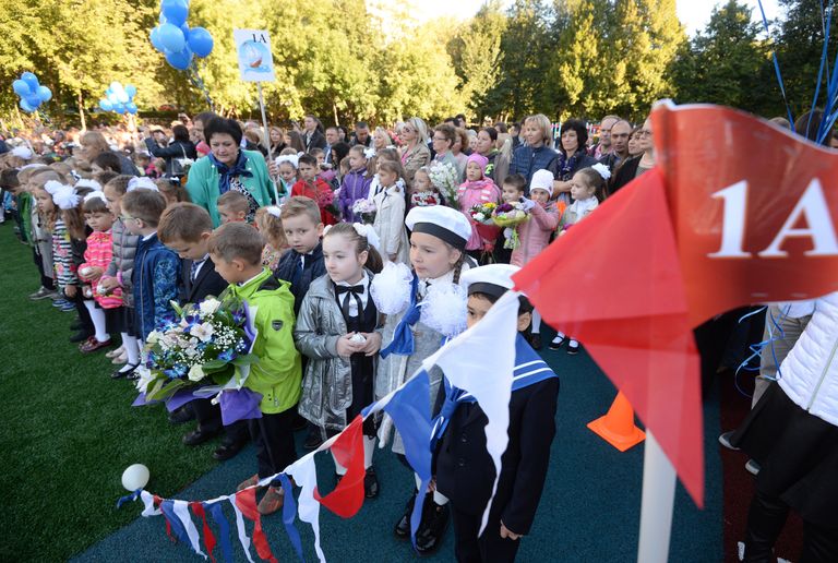 Первоклассники на праздничной линейке в школе № 1582 города Москвы в День знаний