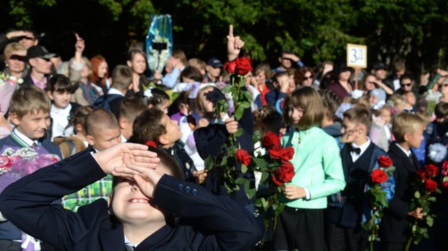 Первоклассники на праздничной линейке в школе № 1582 города Москвы в День знаний