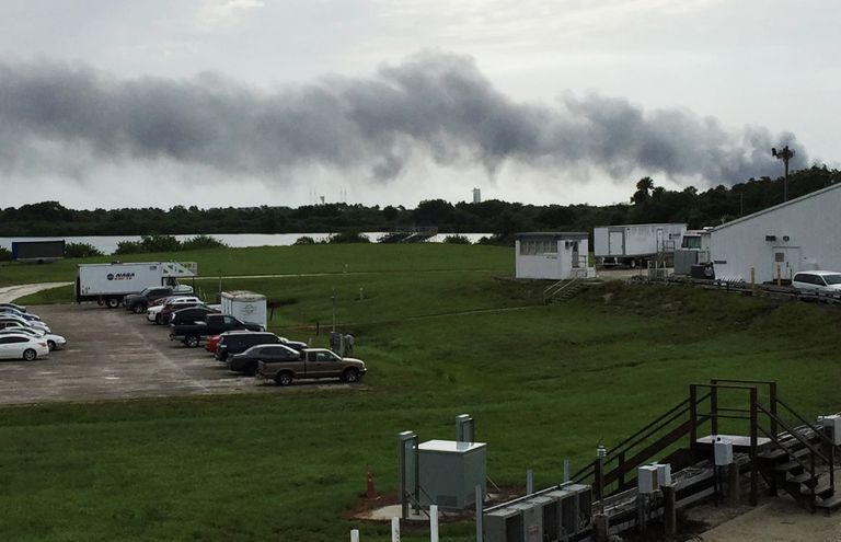 Дым со стороны пусковой платформы SpaceX на мысе Канаверал, Флорида, США. 1 сентября 2016