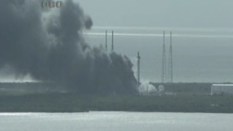 Густой дым поднимался над платформой SpaceX после взрыва ракеты Falcon 9