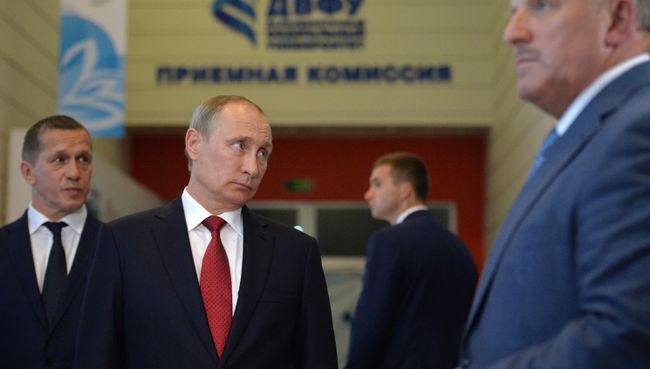 Президент России Владимир Путин во время осмотра выставочной экспозиции территорий опережающего развития и свободного порта Владивосток в рамках Восточного экономического форум Президент России Владимир Путин во время осмотра выставочной экспозиции территорий опережающего развития и свободного порта Владивосток в рамках Восточного экономического форум