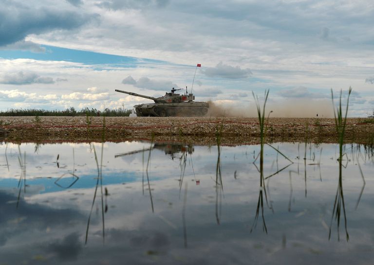 Экипаж танка Type 96 армии КНР во время финальных соревнований конкурса Танковый биатлон Экипаж танка Type 96 армии КНР во время финальных соревнований конкурса Танковый биатлон