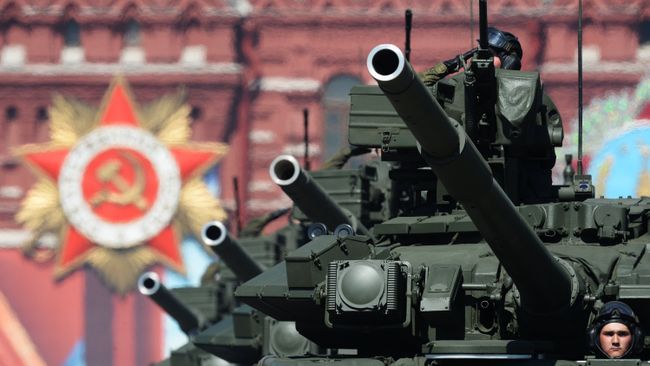 Основные боевые танки Т-90А во время военного парада на Красной площади в честь 71-й годовщины Победы в Великой Отечественной войне Основные боевые танки Т-90А во время военного парада на Красной площади в честь 71-й годовщины Победы в Великой Отечественной войне