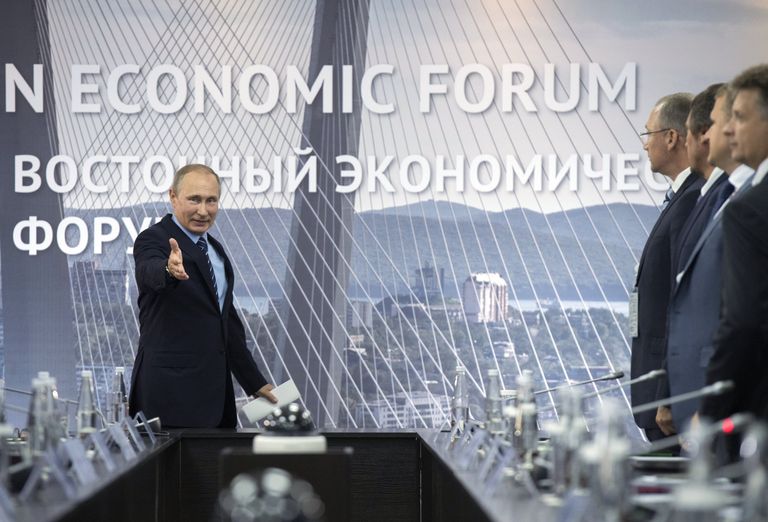 Владимир Путин во время встречи с перспективными инвесторами Дальневосточного федерального округа в рамках ВЭФ-2016. 2 сентября 2016 Владимир Путин во время встречи с перспективными инвесторами Дальневосточного федерального округа в рамках ВЭФ-2016. 2 сентября 2016