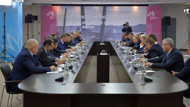 Владимир Путин во время встречи с перспективными инвесторами Дальневосточного федерального округа в рамках ВЭФ-2016. 2 сентября 2016 Владимир Путин во время встречи с перспективными инвесторами Дальневосточного федерального округа в рамках ВЭФ-2016. 2 сентября 2016