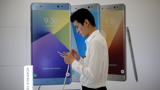 Смартфон Galaxy Note 7 в магазине компании Samsung Electronics в Сеуле Смартфон Galaxy Note 7 в магазине компании Samsung Electronics в Сеуле