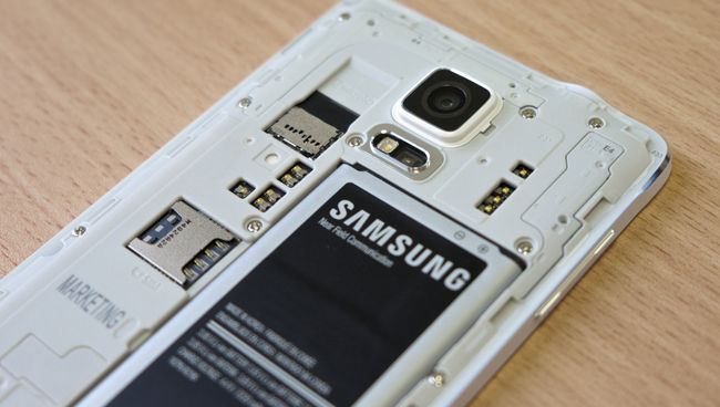 Аккумулятор смартфона Samsung. Архивное фото Аккумулятор смартфона Samsung. Архивное фото