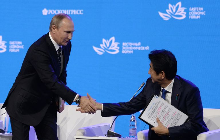 Владимир Путин и Синдзо Абэ на пленарном заседании Открывая Дальний Восток в рамках Восточного экономического форума. Сентябрь 2016 года 
