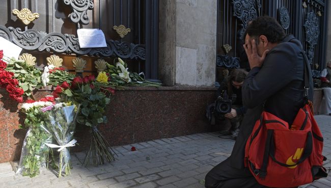 Цветы у посольства Узбекистана в Москве, в связи с кончиной Президента республики Ислама Каримова Цветы у посольства Узбекистана в Москве, в связи с кончиной Президента республики Ислама Каримова