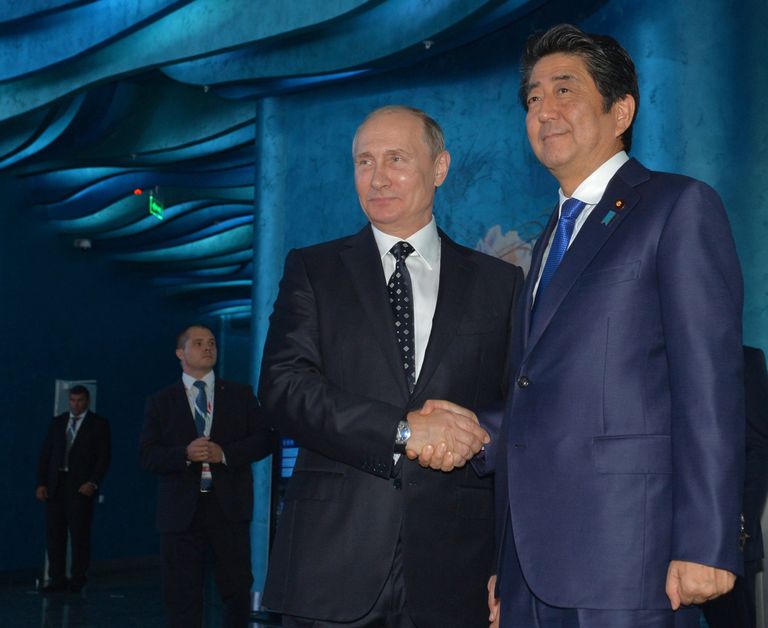 Президент РФ Владимир Путин и премьер-министр Японии Синдзо Абэ во время совместного осмотра Приморского океанариума на острове Русский Президент РФ Владимир Путин и премьер-министр Японии Синдзо Абэ во время совместного осмотра Приморского океанариума на острове Русский