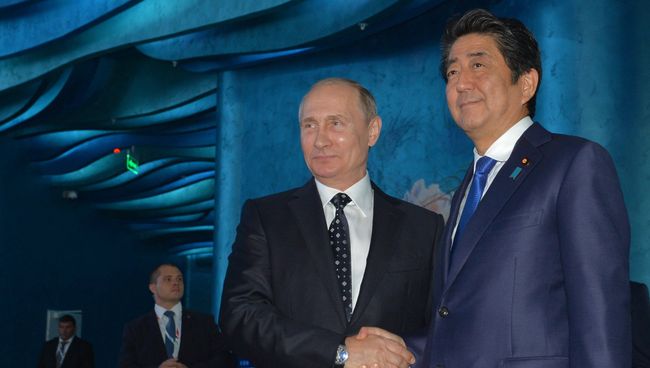 Президент РФ Владимир Путин и премьер-министр Японии Синдзо Абэ. Архивное фото Президент РФ Владимир Путин и премьер-министр Японии Синдзо Абэ. Архивное фото