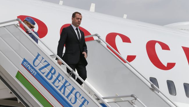 Премьер-министр РФ Д. Медведев прибыл в Самарканд для участия в траурных мероприятиях в связи с кончиной президента Узбекистана И. Каримова Премьер-министр РФ Д. Медведев прибыл в Самарканд для участия в траурных мероприятиях в связи с кончиной президента Узбекистана И. Каримова