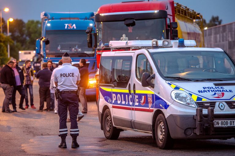 Полиция и участники акции, требующие ликвидации стихийного лагеря мигрантов в окрестностях Кале, Франция. 5 сентября 2016 Полиция и участники акции, требующие ликвидации стихийного лагеря мигрантов в окрестностях Кале, Франция. 5 сентября 2016