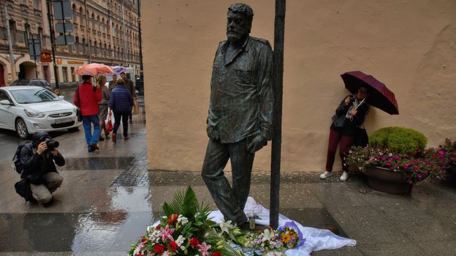 Открытие памятника Сергею Довлатову в Санкт-Петербурге