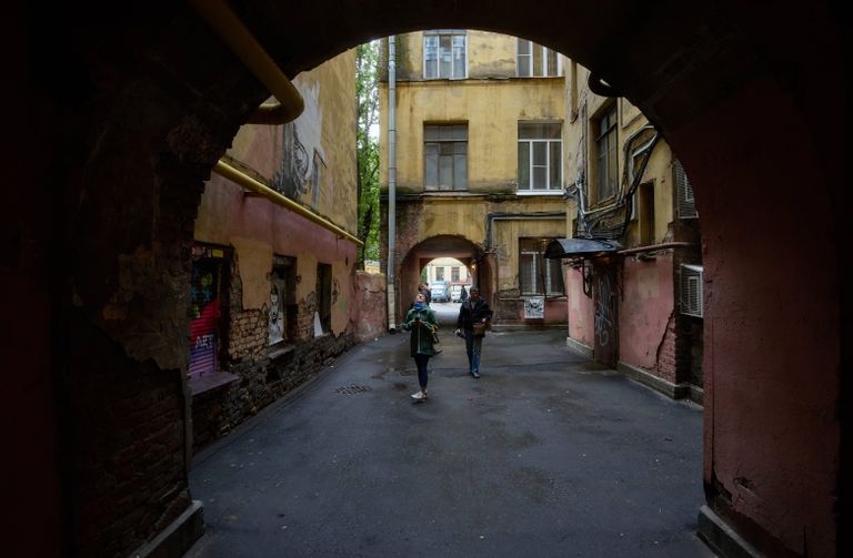 Прохожие во дворе дома на улице Рубинштейна в Санкт-Петербурге, где жил писатель Сергей Довлатов Прохожие во дворе дома на улице Рубинштейна в Санкт-Петербурге, где жил писатель Сергей Довлатов