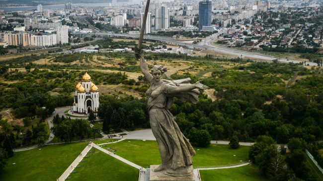 Монумент Родина-мать зовёт! на Мамаевом кургане в Волгограде. Архивное фото Монумент Родина-мать зовёт! на Мамаевом кургане в Волгограде. Архивное фото