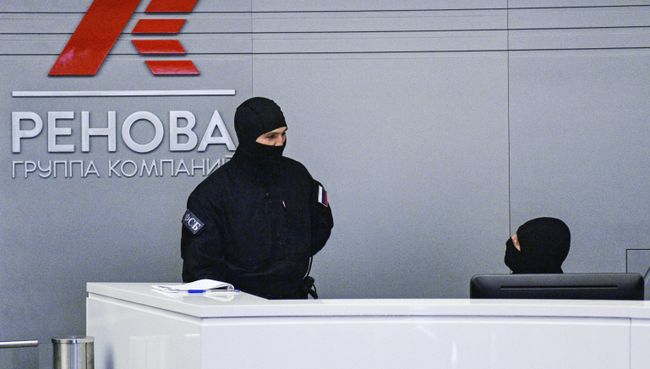 Сотрудник правоохранительных органов в офисе компании Ренова в Москве. Архивное фото