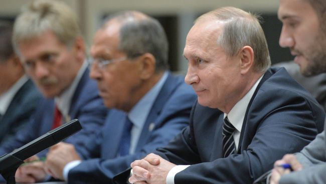 Владимир Путин (второй справа) на саммите Группы двадцати G20 в Ханчжоу. 5 сентября 2016 Владимир Путин (второй справа) на саммите Группы двадцати G20 в Ханчжоу. 5 сентября 2016