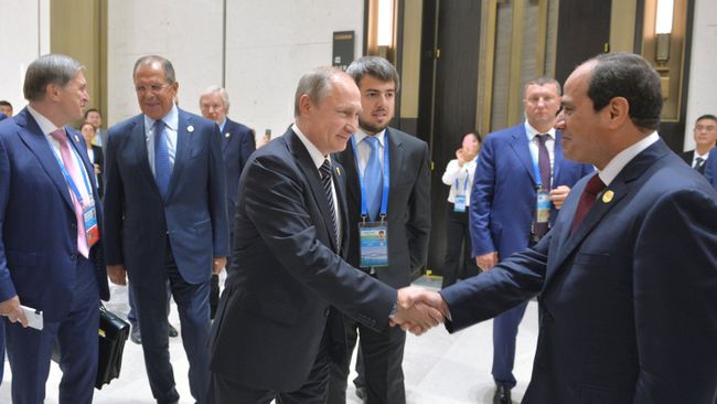 Президент РФ Владимир Путин (в центре) и президент Египта Абдель Фаттах ас-Сиси (справа) во время встречи в рамках саммита Группы двадцати G20 в Ханчжоу
