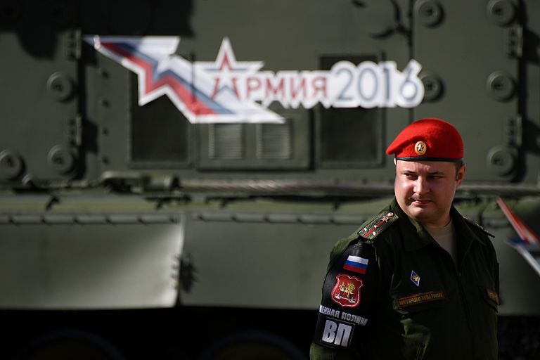 Военнослужащий у пусковой установки 9А83 зенитно-ракетной системы С-300 на открытии Международного военно-технического форума АРМИЯ-2016