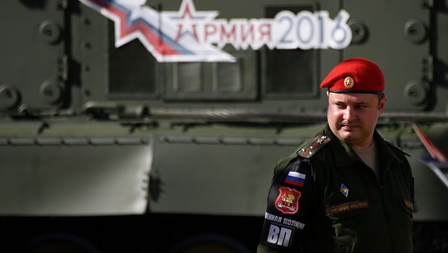 Военнослужащий у пусковой установки 9А83 зенитно-ракетной системы С-300 на открытии Международного военно-технического форума АРМИЯ-2016 Военнослужащий у пусковой установки 9А83 зенитно-ракетной системы С-300 на открытии Международного военно-технического форума АРМИЯ-2016