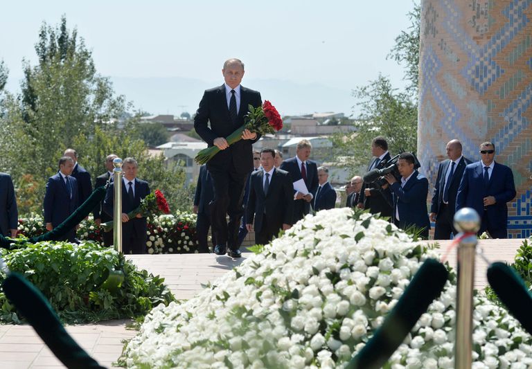 Президент РФ Владимир Путин на церемонии возложения цветов к могиле первого президента Узбекистана Ислама Каримова. 6 сентября 2016